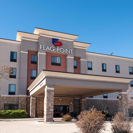 Flag Point Inn And Suites Pratt By Fairbridge Exterior photo