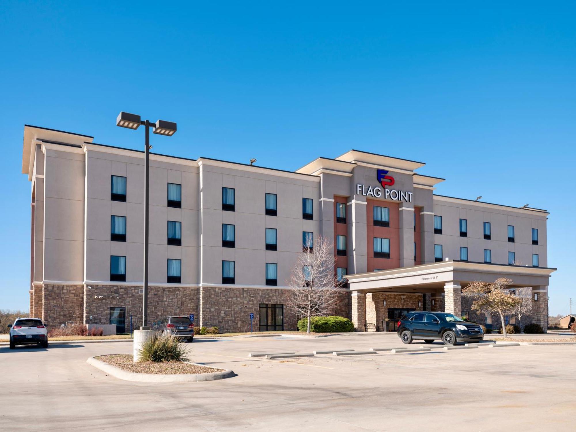 Flag Point Inn And Suites Pratt By Fairbridge Exterior photo