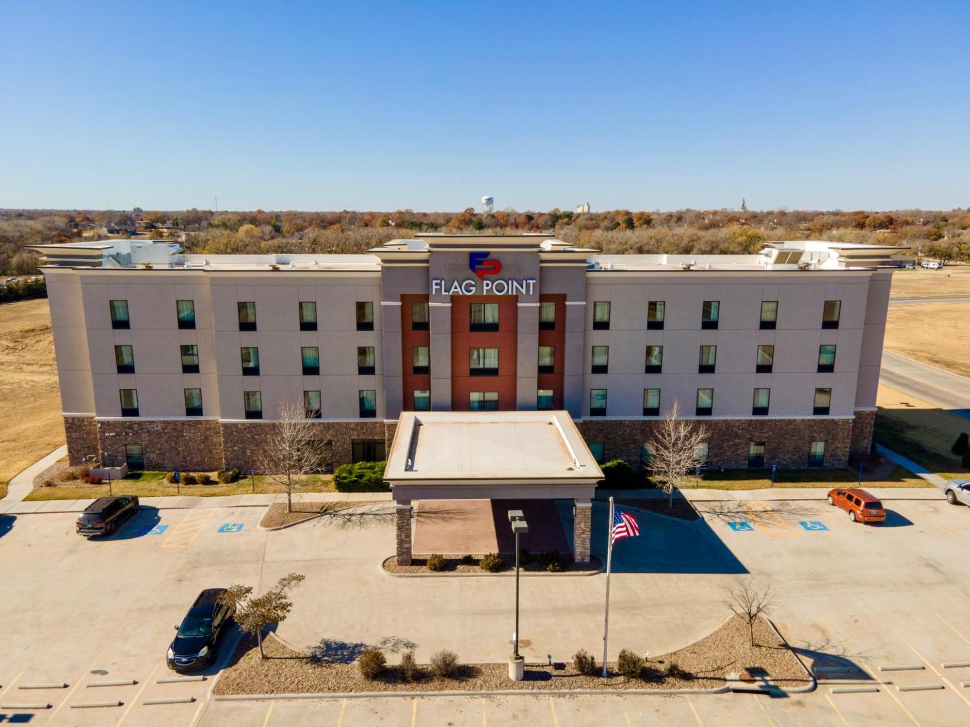 Flag Point Inn And Suites Pratt By Fairbridge Exterior photo