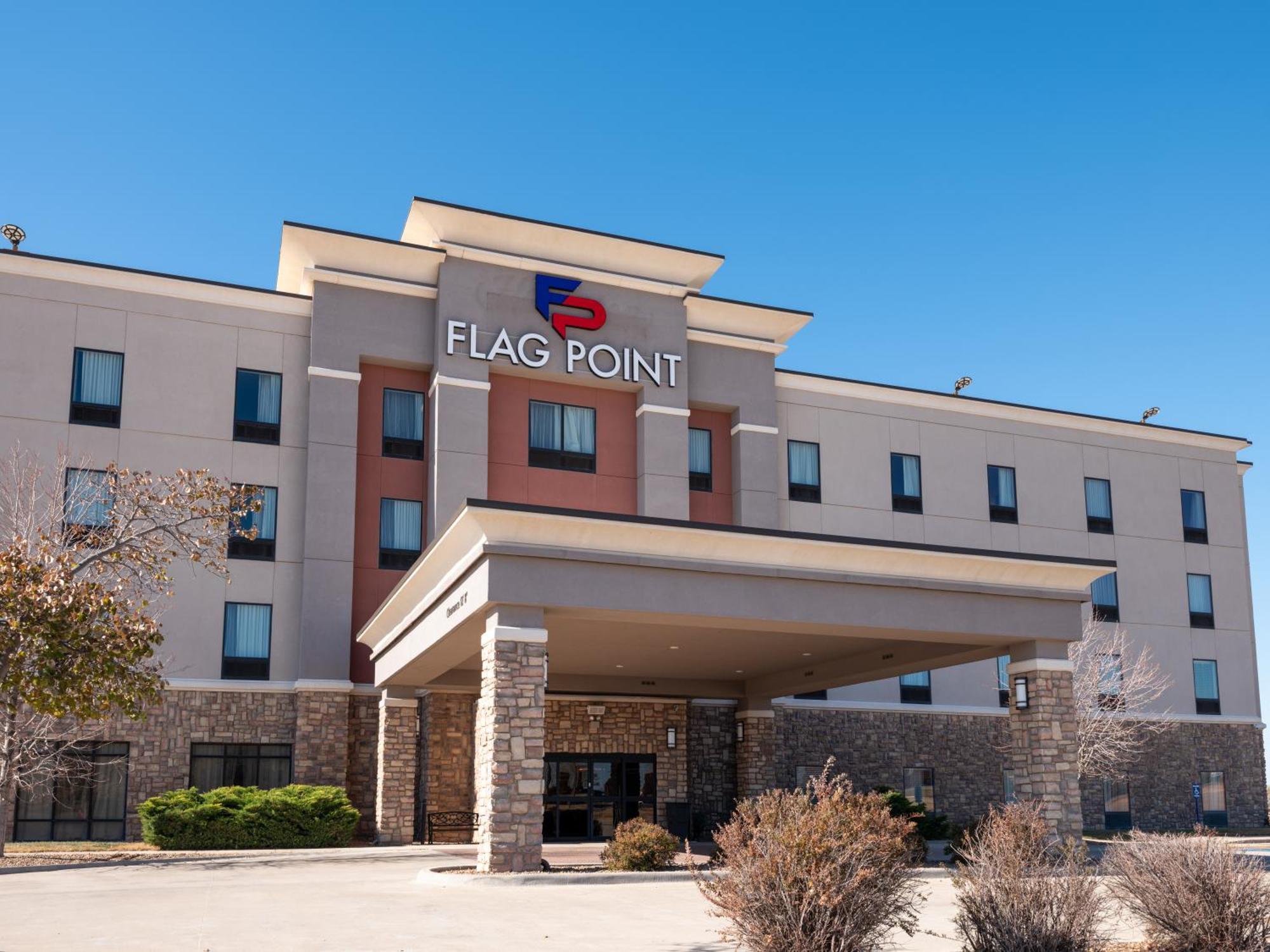 Flag Point Inn And Suites Pratt By Fairbridge Exterior photo